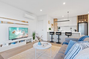 TV, ping pong - Torquay Serenity House (Torquay)