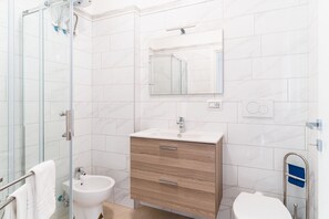 Chuveiro, secador de cabelo, bidê, shampoo