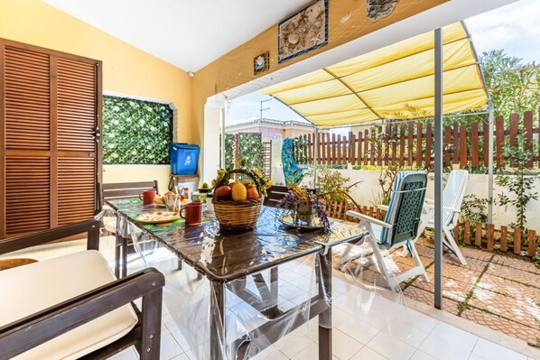 Outdoor dining - Bright 62sqm apartment, ideal for 3 people, located on the ground floor of a building WITHOUT a lift (two flights of stairs to access it).The accommodation is located in the La Collina residence, in Villasimius, in about 13 minutes by car you can reach (Villasimius)