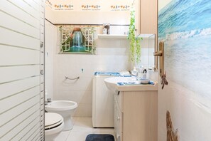 Regadera, secadora de cabello, bidet, toallas 