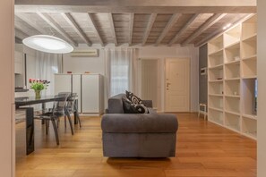 Flat-screen TV - Heart of Ferrara's History Apartment (Ferrara)