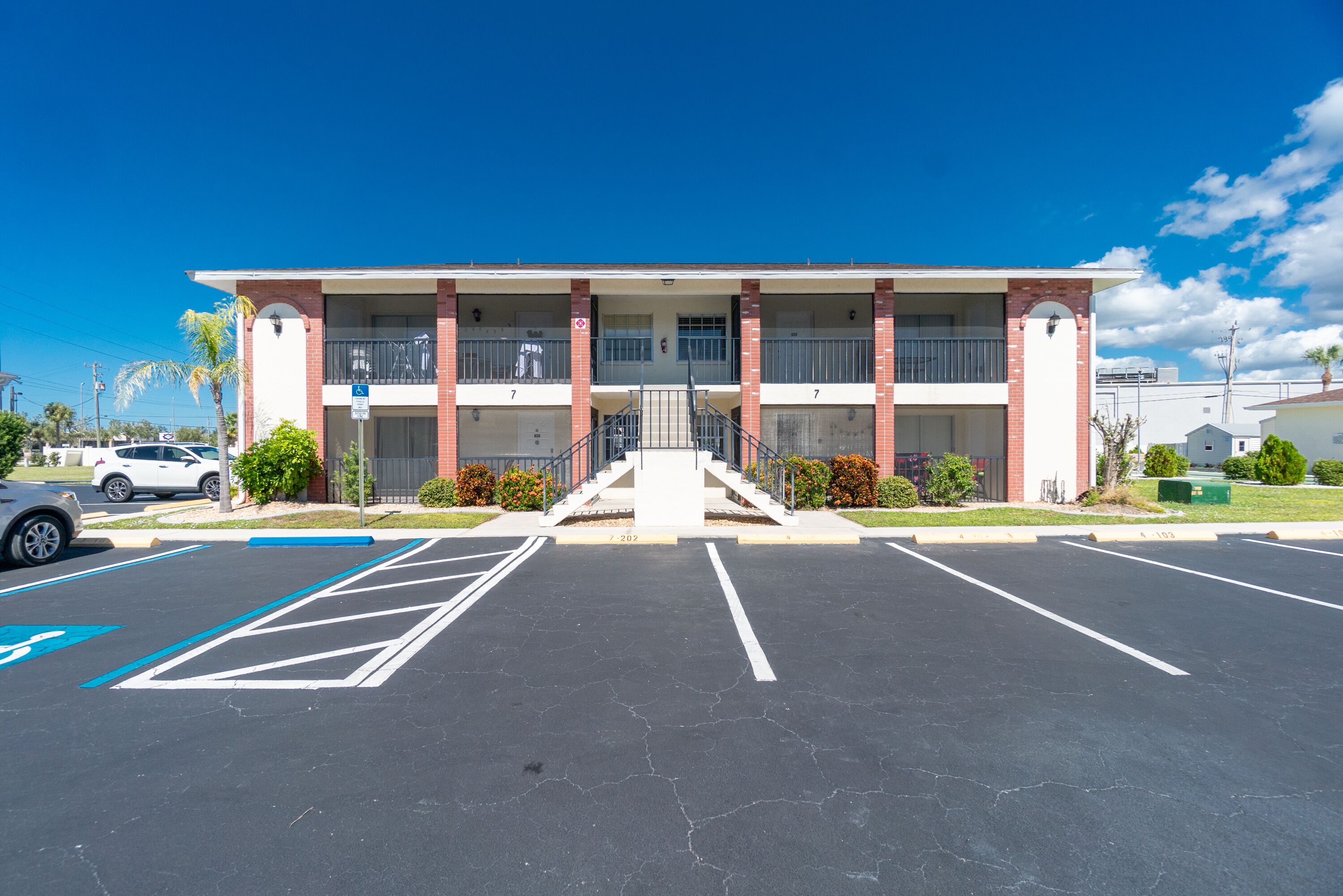 Two bedroom, two bathroom condo less than 10 minutes to Manasota Key.