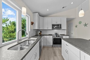 冷蔵庫、電子レンジ、オーブン、コンロ