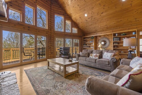Rustic Lakeview Cabin Escape featuring Billiards, Free Daily Attraction Tickets & Close to Big Cedar