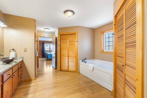 Unclassified image, 4 of 51, button - Rustic Lakeview Cabin Escape featuring Billiards, Free Daily Attraction Tickets & Close to Big Cedar (Ridgedale)