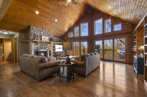 Rustic Lakeview Cabin Escape featuring Billiards, Free Daily Attraction Tickets & Close to Big Cedar