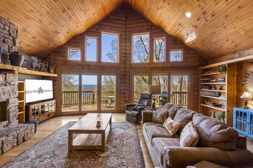 Secluded Log Cabin, Billiards, Lake Views, Free Daily Attraction Tickets, Close to Big Cedar!