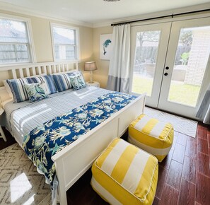 4 habitaciones, escritorio y tabla de planchar con plancha