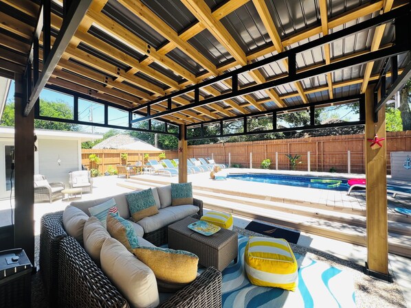 Una piscina al aire libre