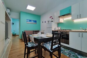 Kjøleskap, ovn, kokeplater og oppvaskmaskin