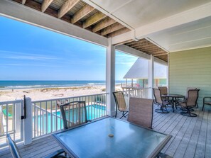 Outdoor dining - Beach Castle, E/W. 16BR duplex. Sleeps 54. Large Pool! Decks. Beachfront. Value! (Gulf Shores)