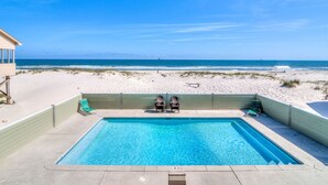 Une piscine avec vue sur la plage et l’océan.