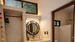 Frida | Bathroom | Shower, hair dryer (on request), towels, soap - Atenea Holbox (Isla Holbox)