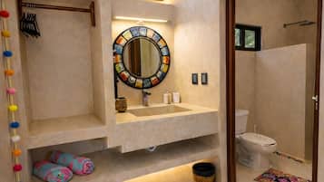 Frida | Badkamer | Een douche, een haardroger, handdoeken, zeep