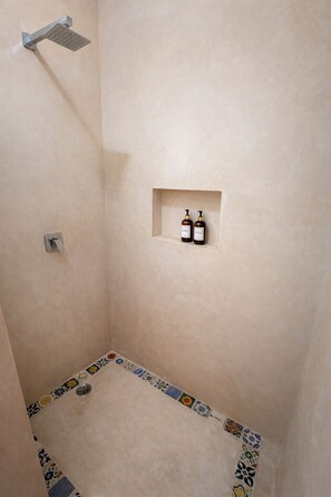 Frida | Badezimmer | Dusche, Haartrockner, Handtücher, Seife