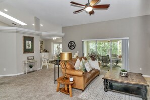 Smart-tv, boeken en een printer