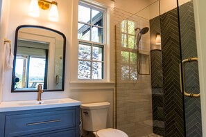 Shower, towels, soap, shampoo - Lakeside Cottage in the Treetops - 2 bedrooms with amazing view (Jacksons' Gap)