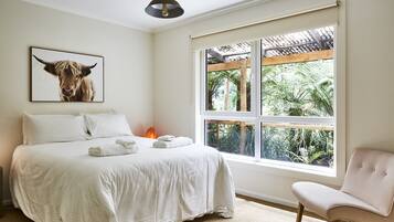 5 bedrooms, iron/ironing board, WiFi, bed sheets