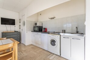 Kühlschrank, Mikrowelle, Ofen, Wasserkocher mit Kaffee-/Teezubehör
