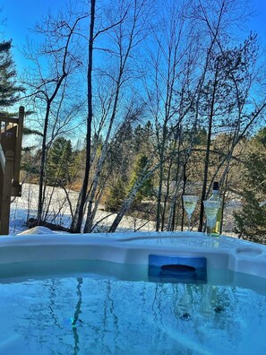 Outdoor spa tub - Vue sur Lac Spa Billard Wifi Smart TV 5 Chambres Lits King Cuisine+ (Rawdon)