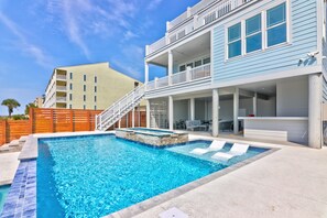 Piscina externa, espreguiçadeiras