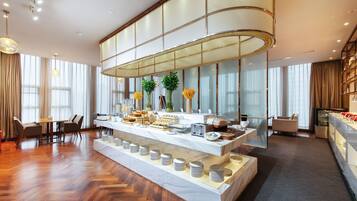 Daily buffet breakfast (CNY 99 per person)