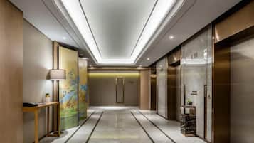 Habitación de lujo | Edredón y artículos del minibar gratis