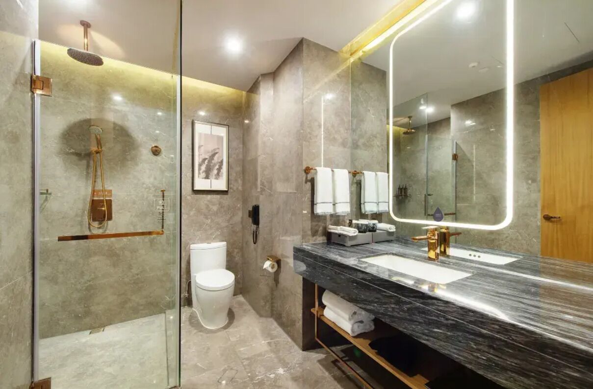 Luxury-Zimmer | Badezimmer | Haartrockner, Hausschuhe, Handtücher