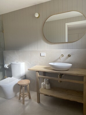 Douche, sèche-cheveux, serviettes fournies, savon