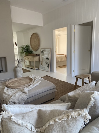 4 bedrooms, iron/ironing board, travel crib, free WiFi. Mediterranean, coastal retreat in the heart of Toukley.
