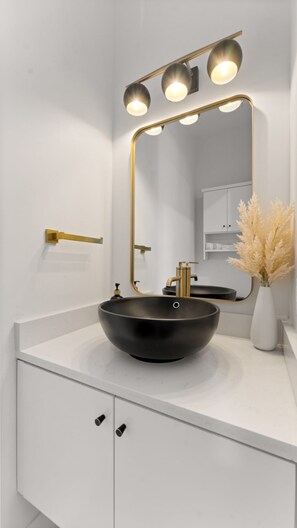 Hårtork, handdukar, tvål och toalettpapper