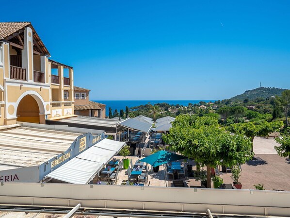 المنطقة المحيطة بالمنشأة