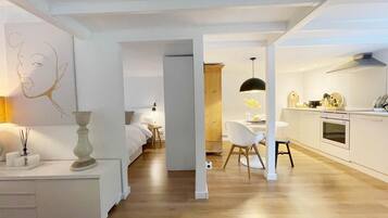 1 slaapkamer, een strijkplank/strijkijzer, wifi