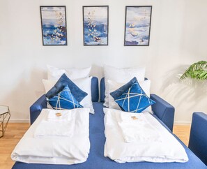 1 chambre, bureau, fer et planche à repasser, lit de bébé portatif