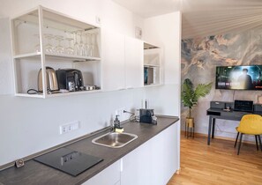 Frigorífico, microondas, placa de cocina y lavavajillas