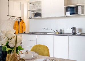 Fridge, microwave, stovetop, dishwasher