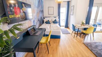 1 habitación, escritorio, tabla de planchar con plancha y cuna de viaje