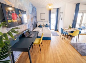 1 soverom, skrivebord, strykejern/-brett og reiseseng for barn