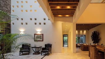 Villa de lujo, 5 habitaciones, patio, vista al jardín | Área de sala de estar | Televisión de pantalla plana, Netflix y servicios de streaming