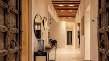 Villa de lujo, 5 habitaciones, patio, vista al jardín | Área de sala de estar | Televisión de pantalla plana, Netflix y servicios de streaming