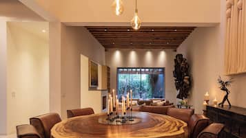 Villa de lujo, 5 habitaciones, patio, vista al jardín | Área de sala de estar | Televisión de pantalla plana, Netflix y servicios de streaming