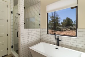 Douche, sèche-cheveux, serviettes fournies, savon