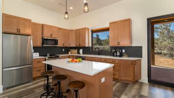 Een koelkast, een magnetron, een oven, een kookplaat