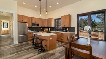 Een koelkast, een magnetron, een oven, een kookplaat