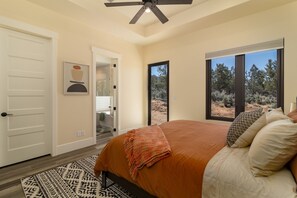 3 habitaciones, tabla de planchar con plancha y cuna de viaje 