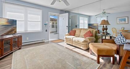 Couples retreat + Pets OK! Center of Town: Unit #2