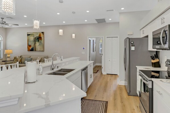 Fridge, microwave, oven, stovetop - Cul-de-sac 3 Bedroom+Den, Heated Pool Luxury Villa in Gated Community of Naples (Naples)