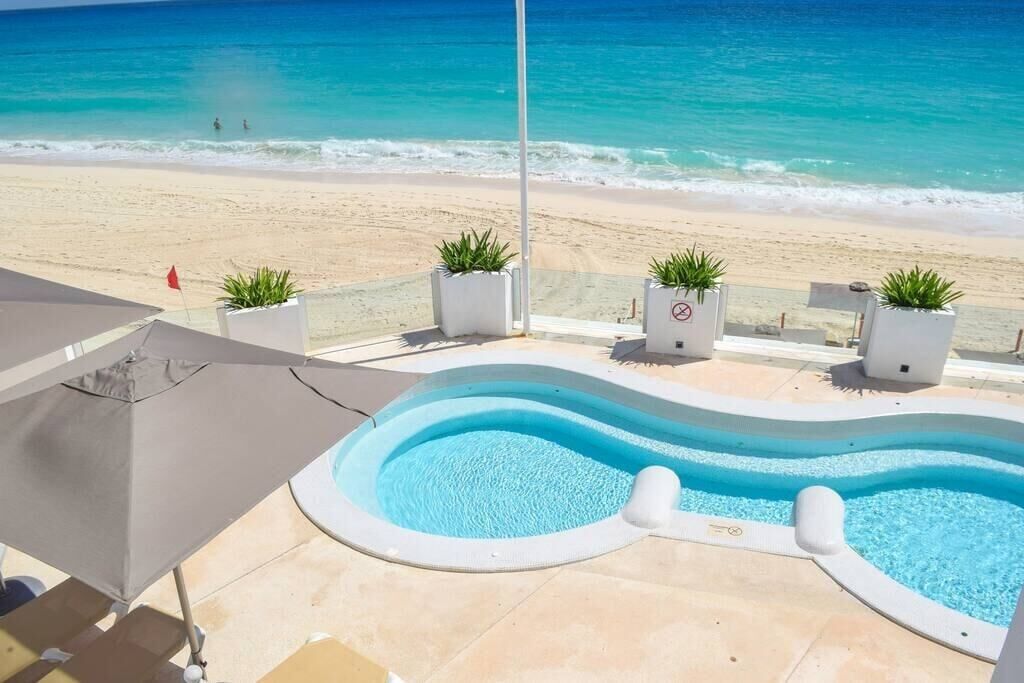 Une piscine avec vue sur la plage et l’océan.