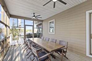 Outdoor dining - Amazing Lake Norman Views - Firepit, Kayaks and much more (Terrell)