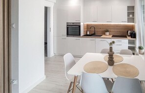 Fridge, oven, dishwasher, coffee/tea maker